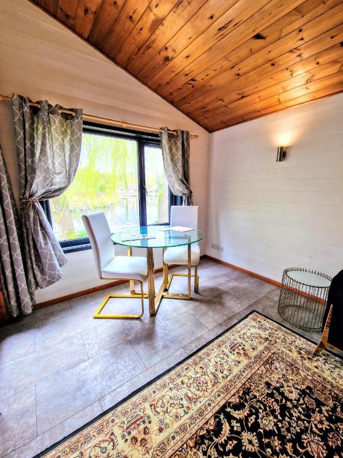 Magpie 2 Hot Tub Huntersmoon-Warminster-Longleat-Wiltshire Villa Dış mekan fotoğraf
