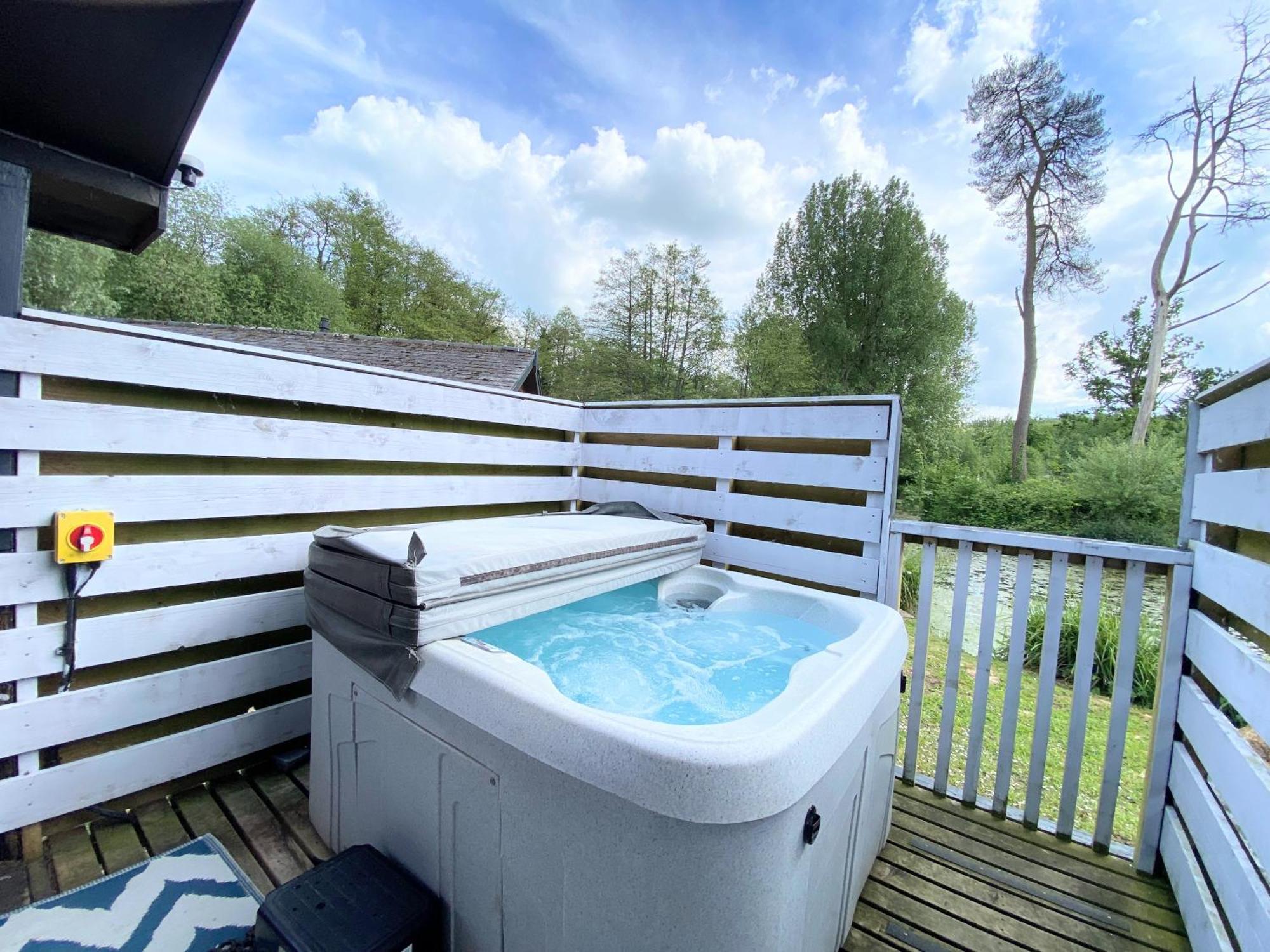 Magpie 2 Hot Tub Huntersmoon-Warminster-Longleat-Wiltshire Villa Dış mekan fotoğraf